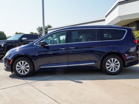 Used 2018 Chrysler Pacifica Touring-L FWD image 5