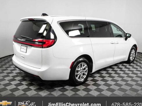 Used 2024 Chrysler Pacifica Touring-L FWD image 3