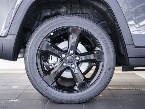 New 2025 Jeep Grand Cherokee Altitude image 17