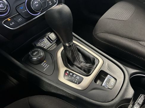 Used 2015 Jeep Cherokee Latitude AWD/4WD image 21