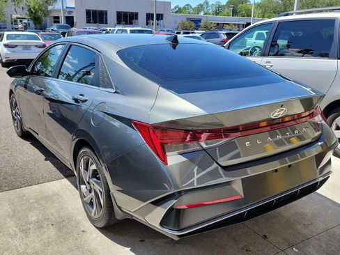 Used 2025 Hyundai Elantra Limited FWD image 6