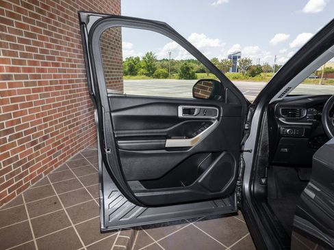 Used 2022 Ford Explorer XLT w/ Equipment Group 202A RWD image 9