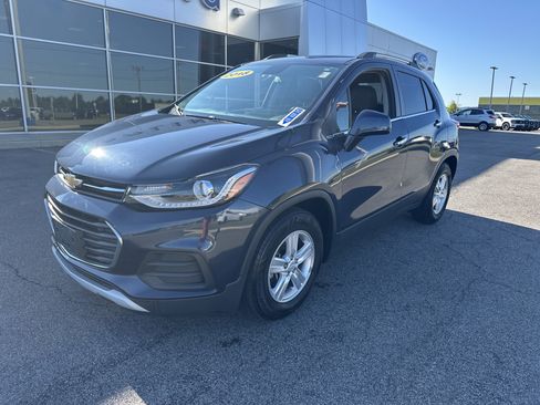 Used 2018 Chevrolet Trax LT w/ LT Convenience Package FWD image 12
