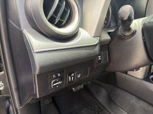 Used 2017 Toyota RAV4 LE w/ Carpet Mat Package AWD/4WD image 25