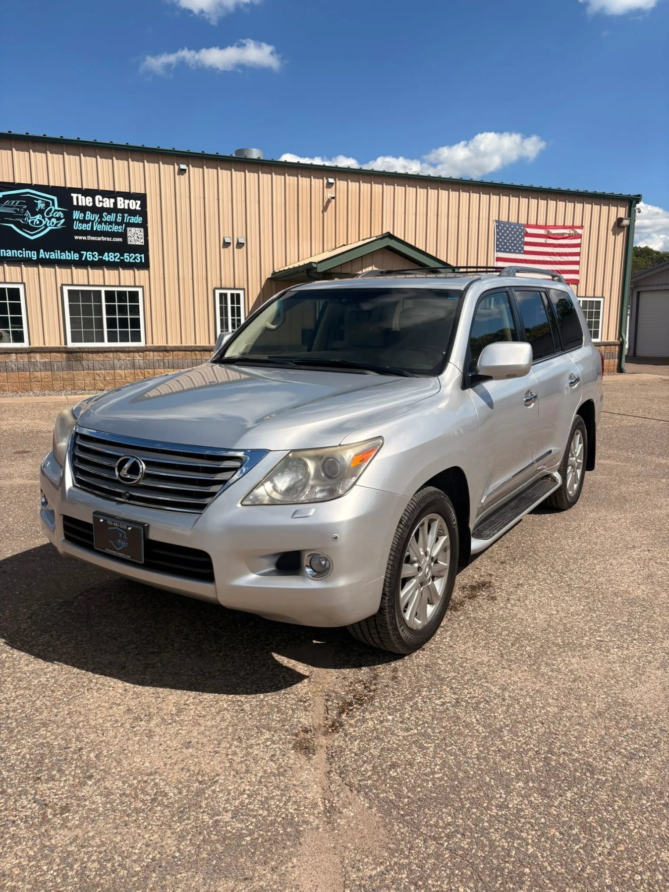 Used 2011 Lexus LX 570 4WD w/ Luxury Pkg image 1