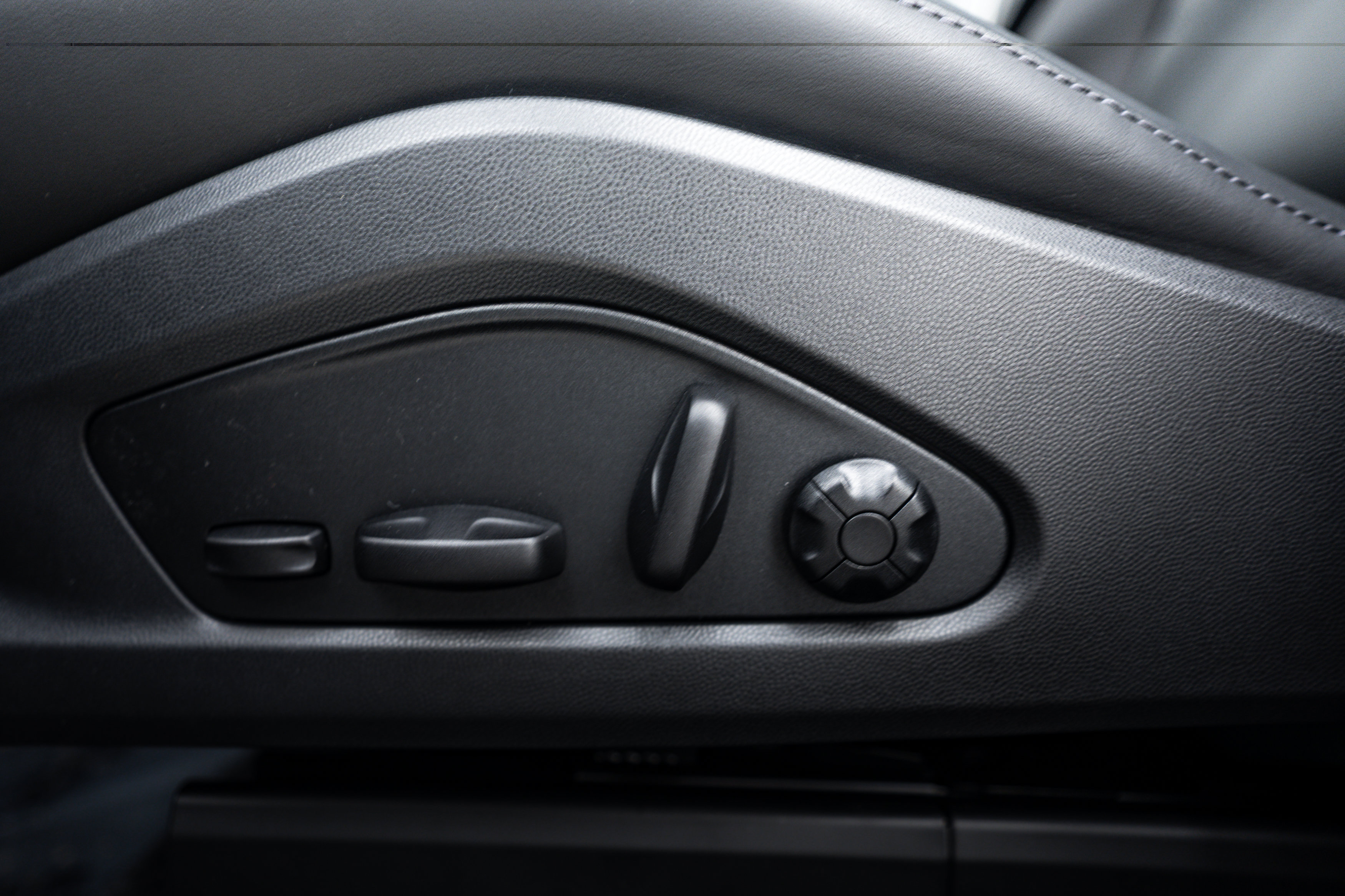 Certified 2026 Porsche Macan 4 Electric AWD/4WD image 17