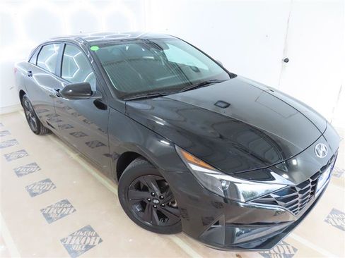 Used 2023 Hyundai Elantra SEL FWD image 5