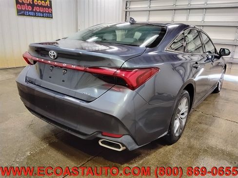 Used 2022 Toyota Avalon XLE FWD image 3