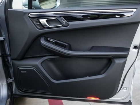 Used 2024 Porsche Macan S image 39