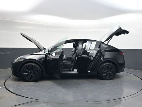 Used 2025 Tesla Model Y Long Range image 32