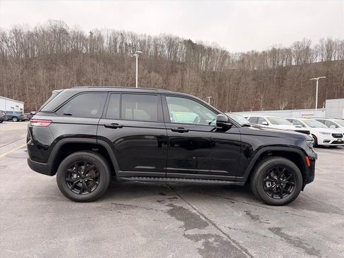 Used 2024 Jeep Grand Cherokee Altitude image 3