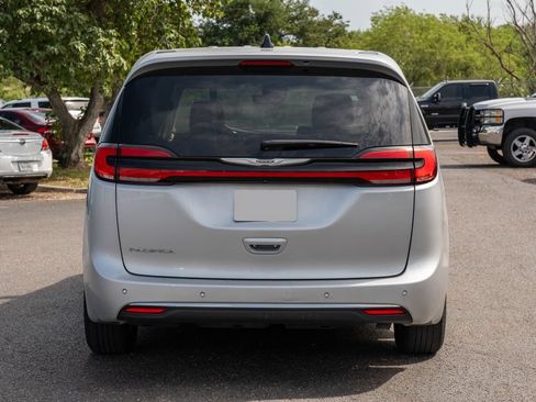 Used 2024 Chrysler Pacifica Touring-L FWD image 4