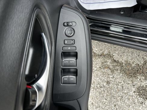 Certified 2025 Honda HR-V Sport image 9