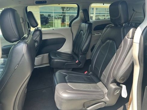 Used 2022 Chrysler Pacifica Touring-L FWD image 21
