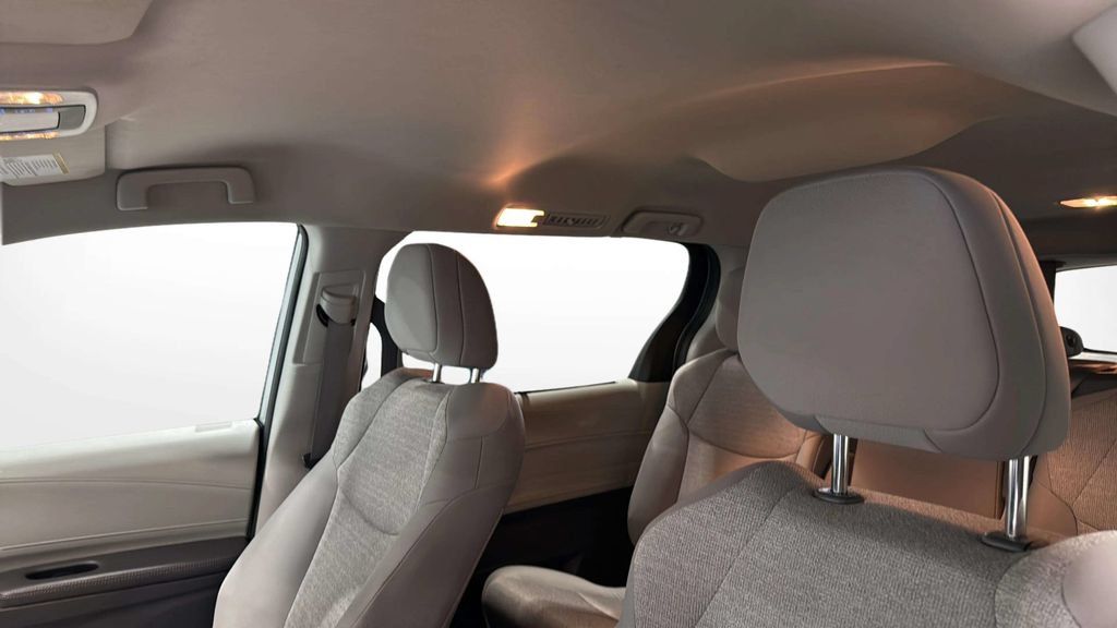 Used 2024 Toyota Sienna LE FWD image 37