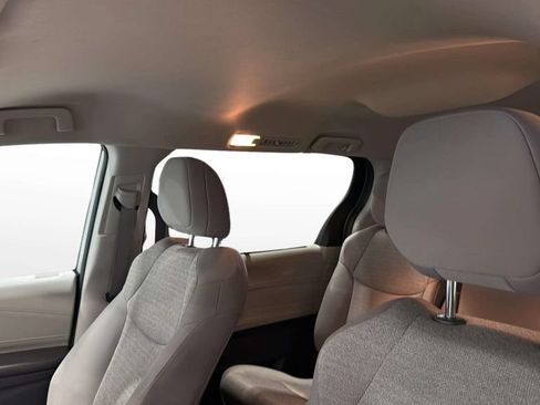 Used 2024 Toyota Sienna LE FWD image 37