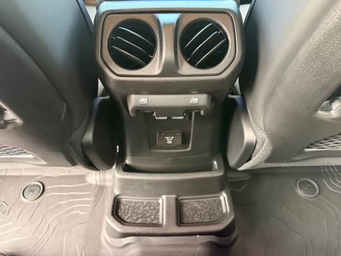 Used 2024 Jeep Wrangler Unlimited Rubicon AWD/4WD image 16