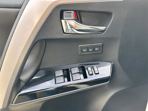 Used 2018 Toyota RAV4 Limited image 17