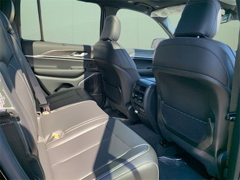 New 2025 Jeep Grand Cherokee Limited w/ Luxury Tech Group II image 34