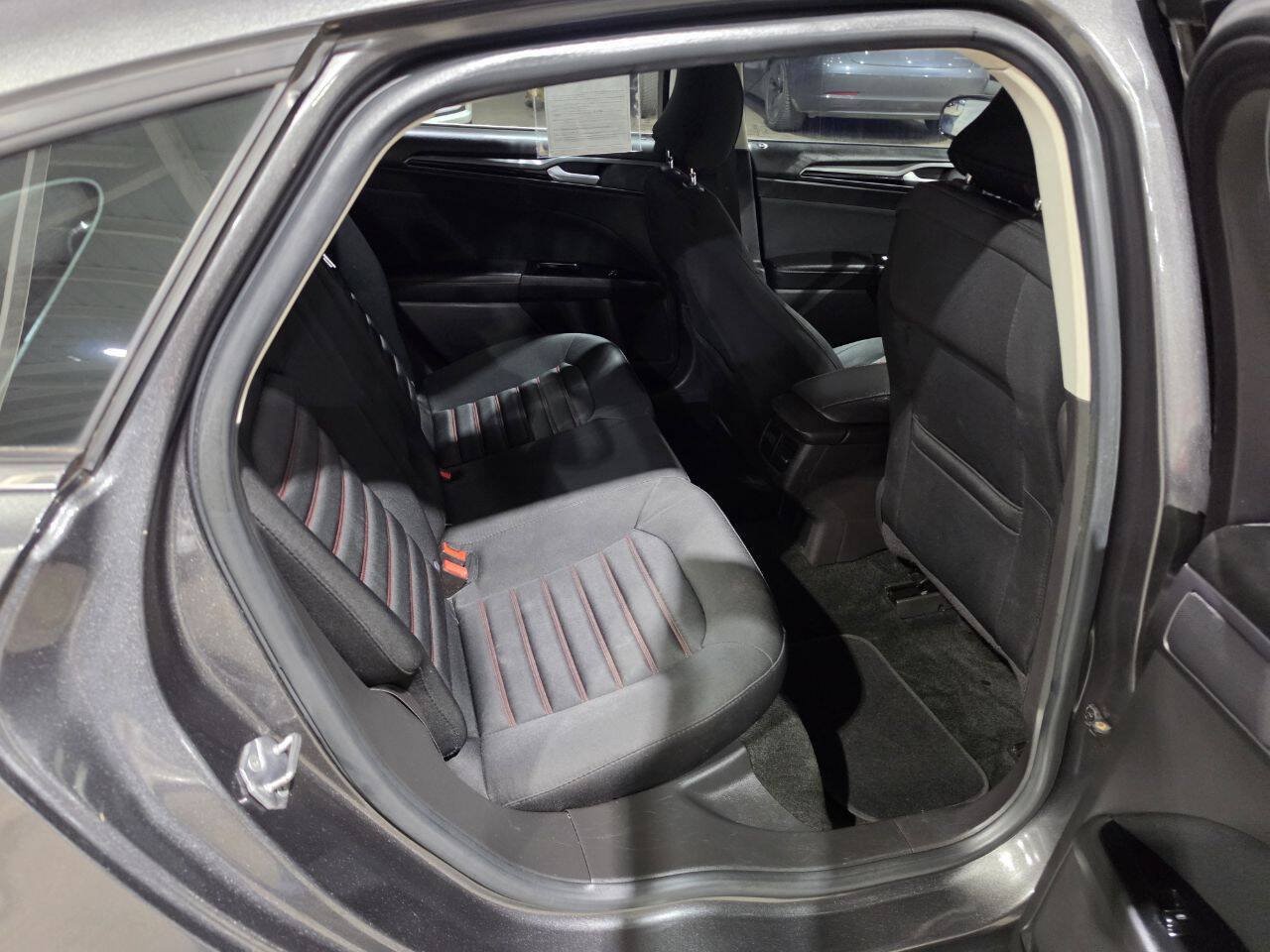 Used 2016 Ford Fusion SE FWD image 29