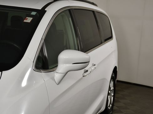Used 2022 Chrysler Pacifica Touring-L FWD image 13