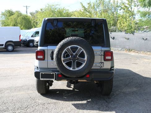 Used 2019 Jeep Wrangler Unlimited Sahara AWD/4WD image 4