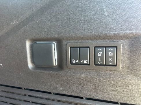 Used 2023 Chevrolet Tahoe LT w/ Luxury Package RWD image 33