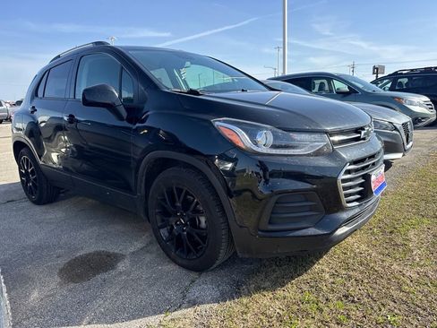 Used 2022 Chevrolet Trax LT w/ Midnight Edition image 2