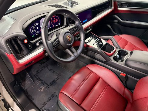 Certified 2024 Porsche Cayenne AWD/4WD image 4