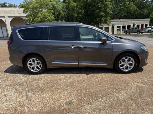 Used 2017 Chrysler Pacifica Touring-L w/ Tire & Wheel Group FWD image 4