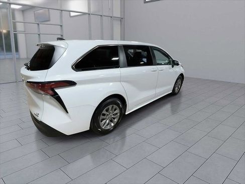 Certified 2022 Toyota Sienna LE FWD image 8