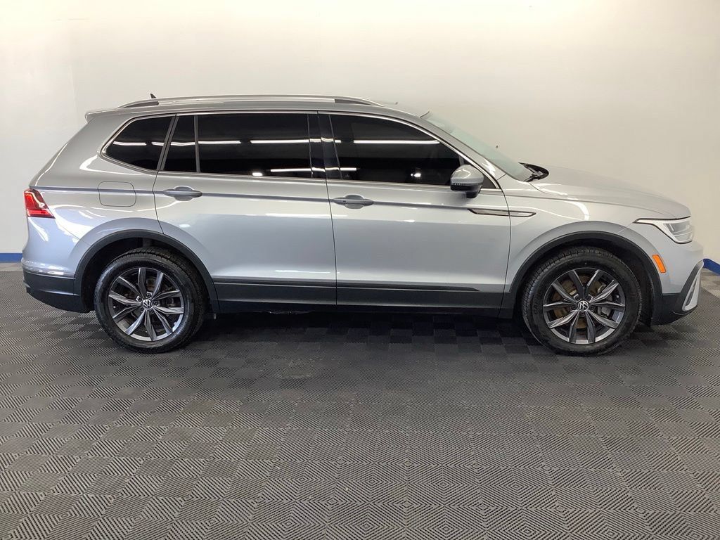 Used 2023 Volkswagen Tiguan SE w/ Panoramic Sunroof Package FWD image 26