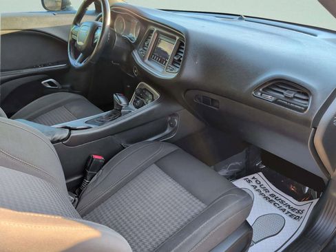 Used 2019 Dodge Challenger SXT image 31