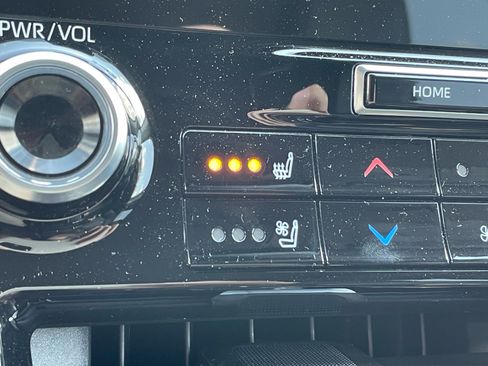 Used 2020 Toyota Highlander Limited FWD image 11