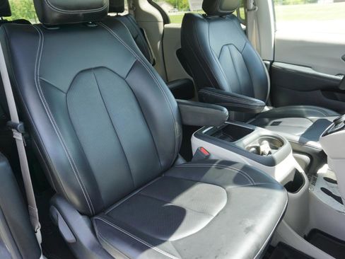Used 2023 Chrysler Pacifica Touring-L FWD image 24