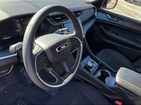 Used 2025 Jeep Grand Cherokee Laredo w/ MOPAR Finishing Package image 21