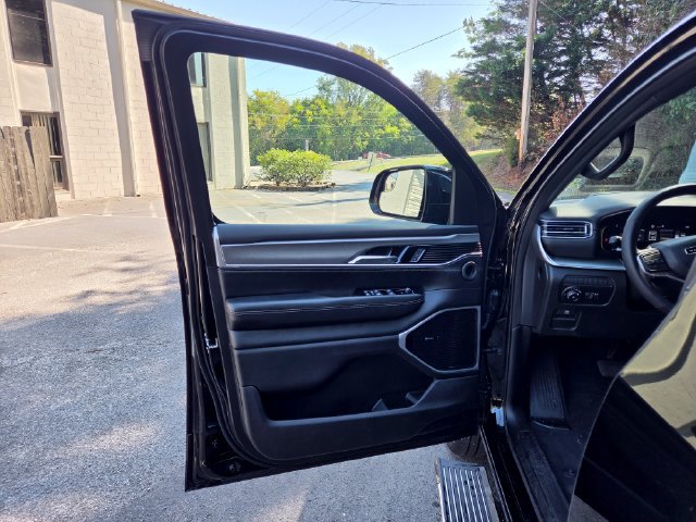 Used 2025 Jeep Wagoneer Series III w/ Premium Group I AWD/4WD image 16