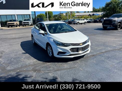 Used 2018 Chevrolet Cruze LT FWD image 3