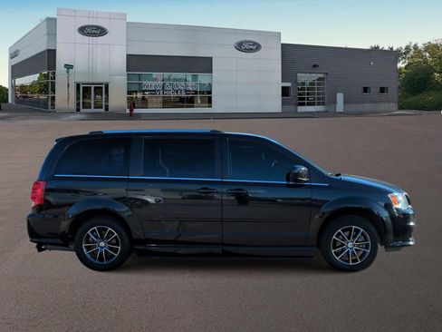 Used 2017 Dodge Grand Caravan SXT image 11
