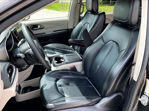 Used 2023 Chrysler Pacifica Touring-L FWD image 23