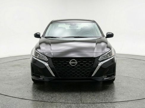 Used 2025 Nissan Altima 2.5 SV FWD image 2