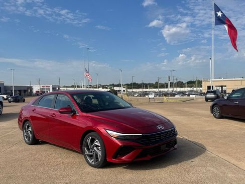 Used 2025 Hyundai Elantra SEL FWD image 1