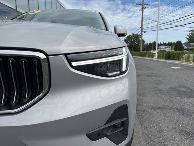 Certified 2025 Volvo XC40 B5 Plus AWD/4WD image 8