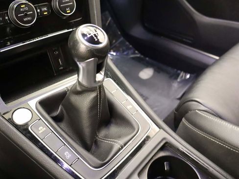 Used 2017 Volkswagen Golf R 4-Door image 9