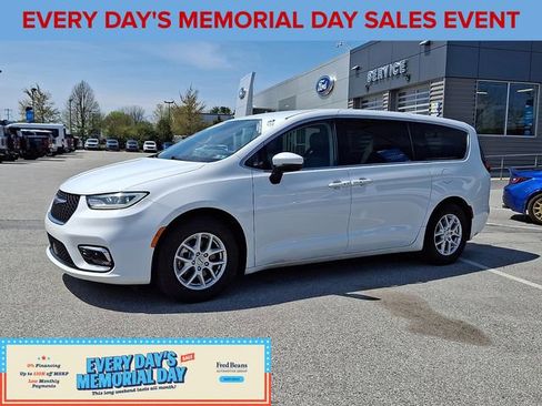Used 2023 Chrysler Pacifica Touring-L FWD image 5