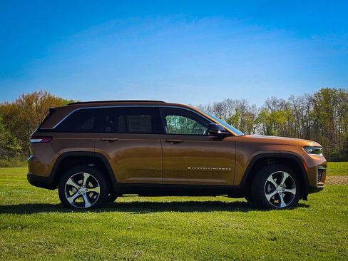 New 2026 Jeep Grand Cherokee Limited AWD/4WD image 2