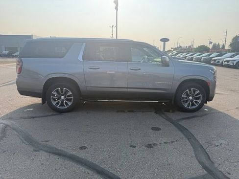 Used 2022 Chevrolet Suburban LT w/ Luxury Package AWD/4WD image 11