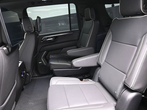 Used 2025 Chevrolet Suburban Premier image 21