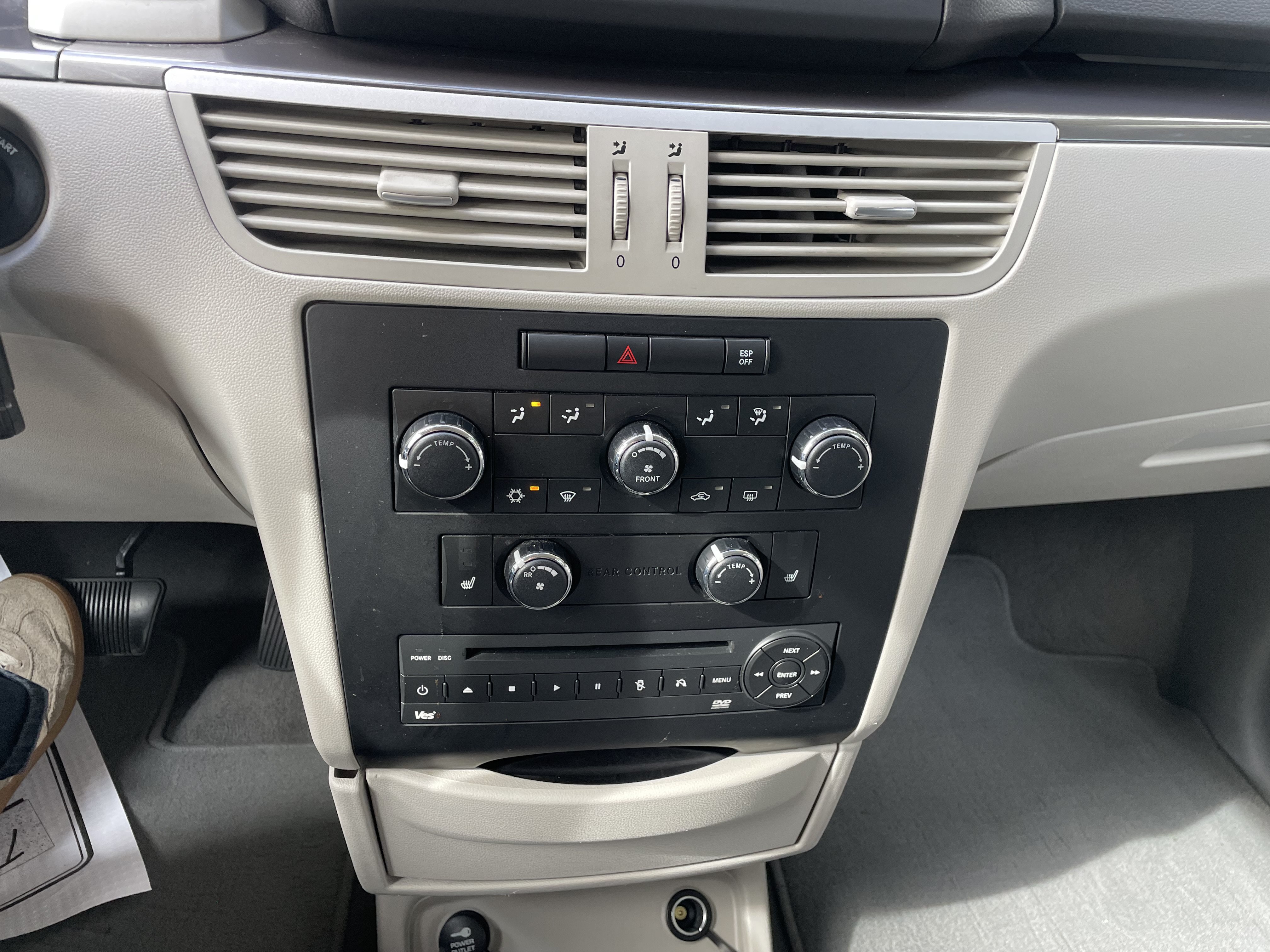 Used 2010 Volkswagen Routan SE FWD image 12