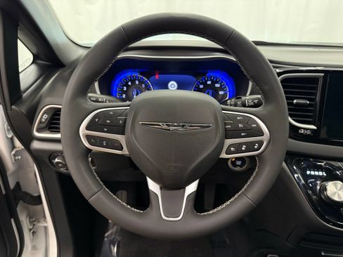 Used 2025 Chrysler Pacifica Select FWD image 12